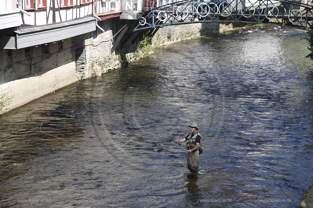Monschau, Rur mit Fliegenfischer; Rur river with fly fisherman