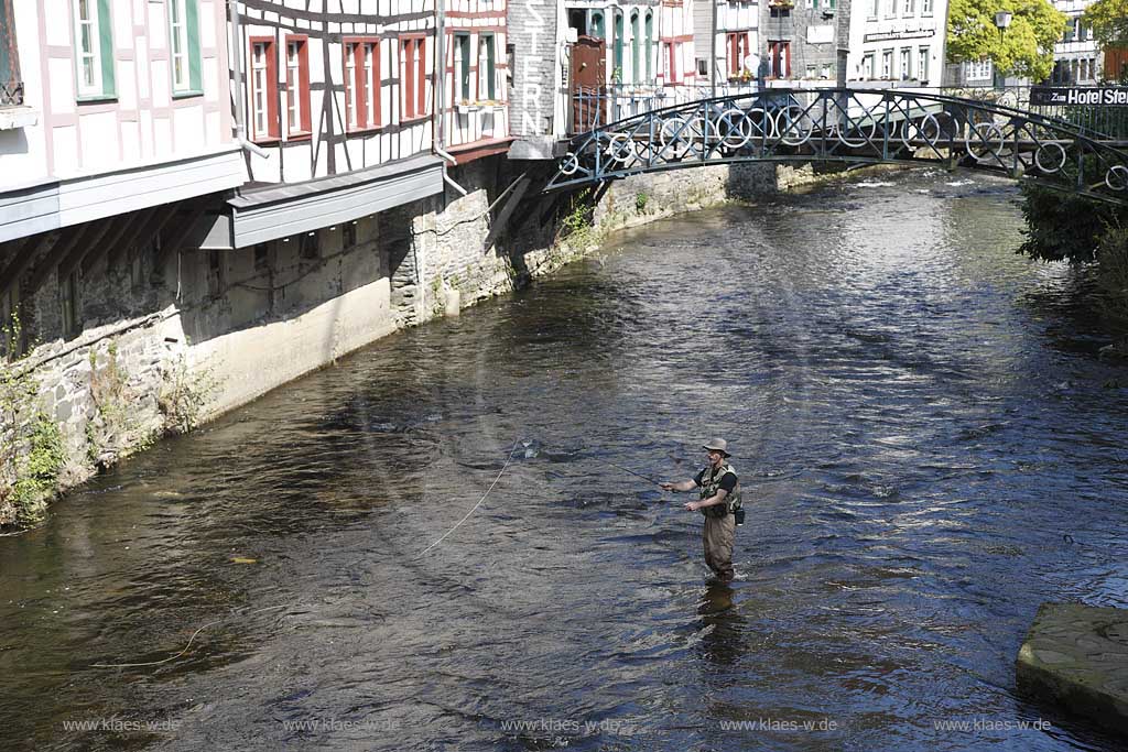 Monschau, Rur mit Fliegenfischer; Rur river with fly fisherman