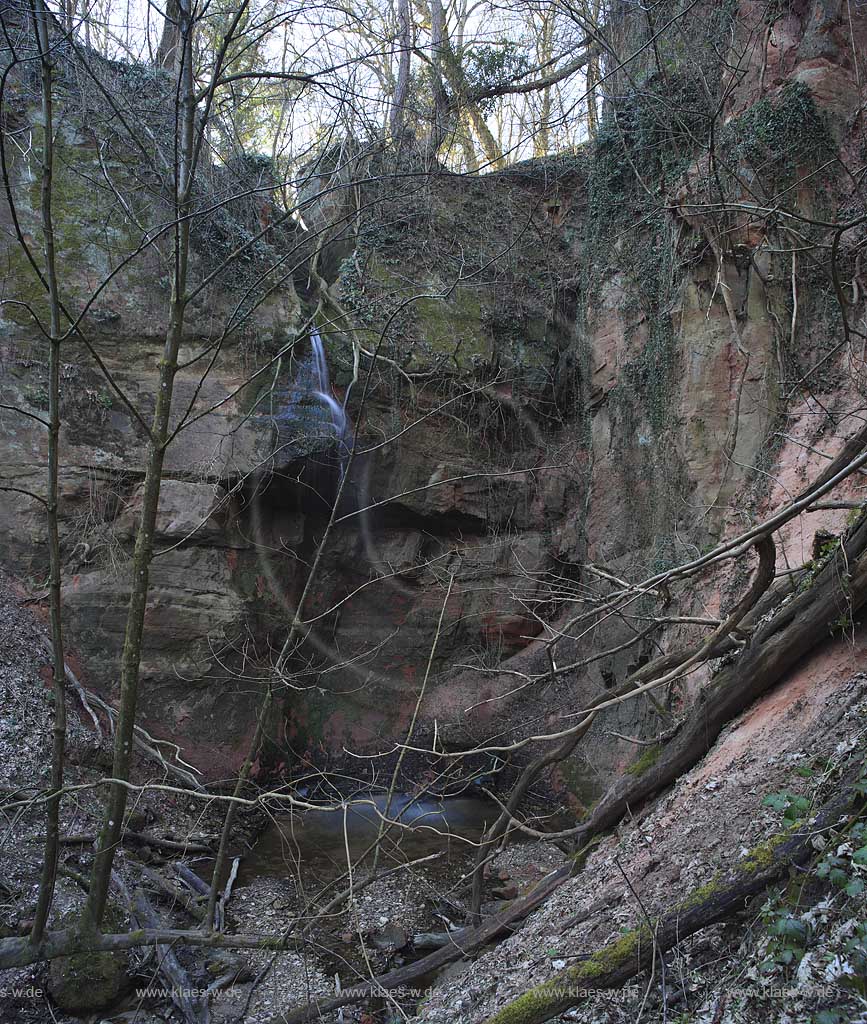 Trier Pallien, Wasserfall des Gillenbach, eine frei fallende Stufe um 20 m Hhe ber eine Sandstein Wand in Sandstein Felsschlucht; Waterfall of Gillenbach between bromnstone, sandstone rocks