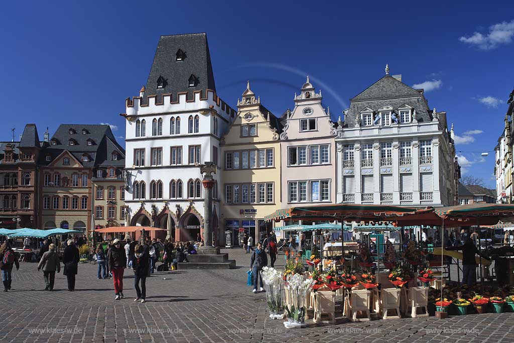 Trier Hauptmarkt mit Marktstnden, Marktkreuz und Steipe; Trier market with historical buildings