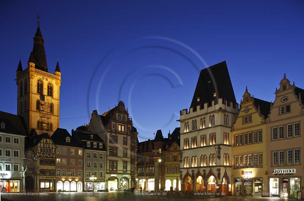 Trier Hauptmarkt mit St. Gangolf Kichturm, Marktkreuz und Steipe zur blauen Stunde in Kunstlichbeleuchtung, illuminiert; Trier market with St. Gangolf church in night or evening image with illumination