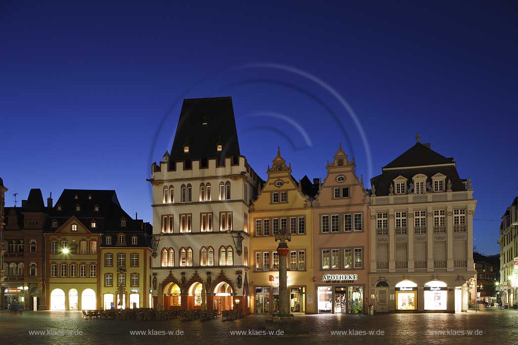 Trier Hauptmarkt mit Marktkreuz und Steipe in abendlicher Kunstlicht Beleuchtung, illuminiert; Trier market with historical buildings in night or evening image with illimination