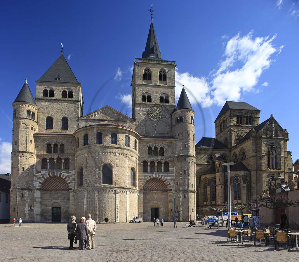 Trier, die Hohe Domkirche St. Peter zu Trier ist die lteste Bischofskirche Deutschlands und die Mutterkirche des Bistums Trier. Das bedeutende sakrale Bauwerk abendlndischer Baukunst steht seit 1986 zusammen mit der unmittelbar benachbarten Liebfrauenkirche auf der UNESCO-Liste des Weltkulturerbes; St. Peter cathedrale of Trier with church Liebfrauenkirche at right side