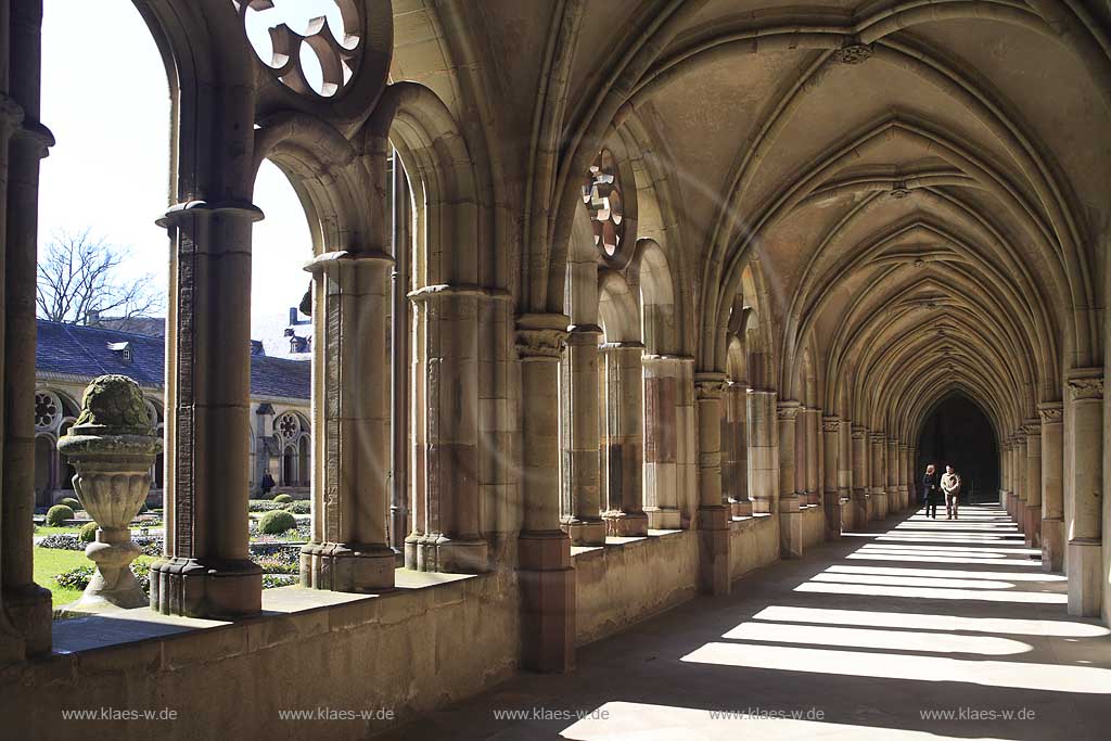 Trier, die Hohe Domkirche St. Peter zu Trier ist die lteste Bischofskirche Deutschlands und die Mutterkirche des Bistums Trier. Das bedeutende sakrale Bauwerk abendlndischer Baukunst, hier der Kreuzgang innen, steht seit 1986  auf der UNESCO-Liste des Weltkulturerbes; Cloister or cross-coat of St. Peter cathedrale of Trier inside