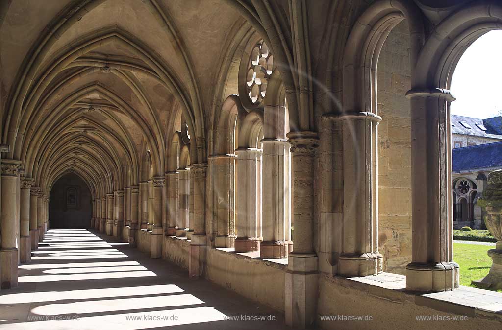 Trier, die Hohe Domkirche St. Peter zu Trier ist die lteste Bischofskirche Deutschlands und die Mutterkirche des Bistums Trier. Das bedeutende sakrale Bauwerk abendlndischer Baukunst, hier der Kreuzgang innen, steht seit 1986  auf der UNESCO-Liste des Weltkulturerbes; Cloister or cross-coat of St. Peter cathedrale of Trier inside