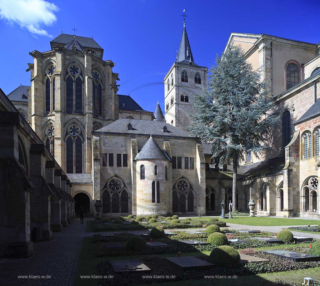 Trier, die Hohe Domkirche St. Peter zu Trier, rechts im Bild, ist die lteste Bischofskirche Deutschlands und die Mutterkirche des Bistums Trier. Das bedeutende sakrale Bauwerk abendlndischer Baukunst steht seit 1986 zusammen mit der unmittelbar benachbarten Liebfrauenkirche, links im Bild, auf der UNESCO-Liste des Weltkulturerbes; St. Peter cathedrale of Trier, right side, with church Liebfrauenkirche, left side of picture