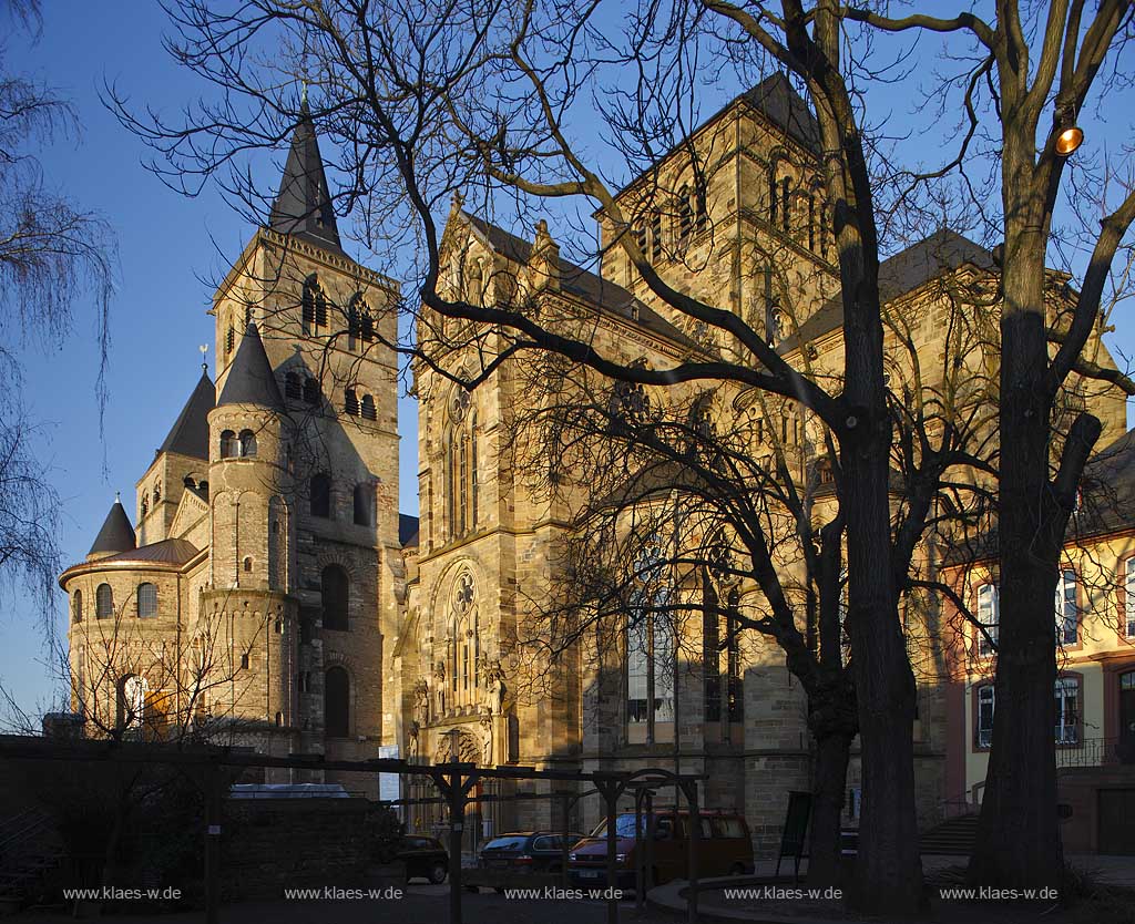 Trier, die Hohe Domkirche St. Peter zu Trier hier im Hintergrund links ist die lteste Bischofskirche Deutschlands und die Mutterkirche des Bistums Trier. Das bedeutende sakrale Bauwerk abendlndischer Baukunst steht seit 1986 zusammen mit der unmittelbar benachbarten Liebfrauenkirche, hier im Bild vorne rechts, auf der UNESCO-Liste des Weltkulturerbes; St. Peter cathedrale (picture in background) of Trier with church Liebfrauenkirche (picture at right side)