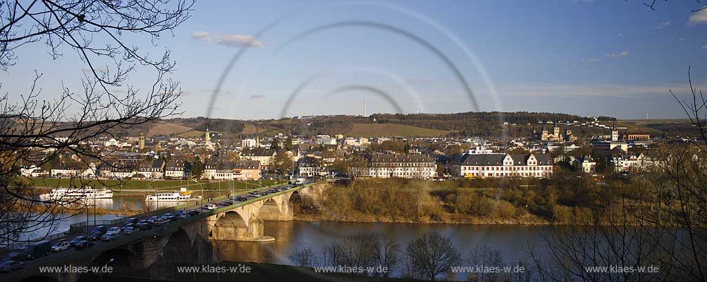 Trier Panorama Blick ber die Mosel mit Stadtansicht mit Porta Nigra, Dom und Liebfrauenkirche; Panorama view over river Moset to the city of Trier with Porta Nigra, cathedrale and church Liebfrauen