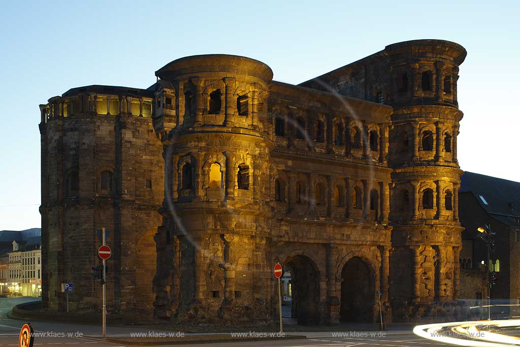 Trier, Ansicht von der Feldseite auf das ehemalige roemische Stadttor Porta Nigra welches zum UNESCO Weltkulturerbe gehoert, Wahrzeichen von Trier; View from fieldside to city gate, town gate, town's landmark of Trier