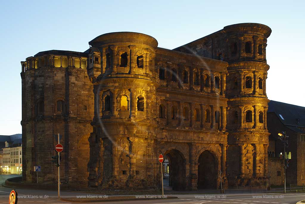 Trier, Ansicht von der Feldseite auf das ehemalige roemische Stadttor Porta Nigra welches zum UNESCO Weltkulturerbe gehoert, Wahrzeichen von Trier; View from fieldside to city gate, town gate, town's landmark of Trier