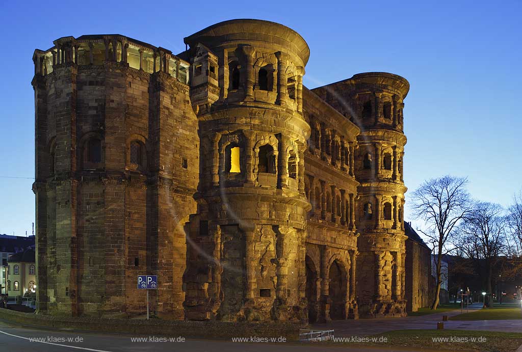 Trier, Ansicht von der Feldseite auf das ehemalige roemische Stadttor Porta Nigra welches zum UNESCO Weltkulturerbe gehoert, Wahrzeichen von Trier; View from fieldside to city gate, town gate, town's landmark of Trier