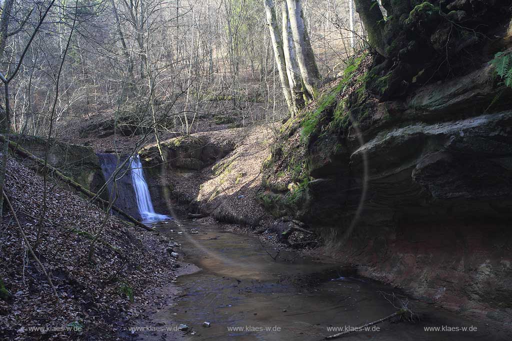 Trier Pallien, der Sirzenicher Wasserfall mit roten Sandsteinfelsen und Bach; Waterfall Sirzenich with brownstone, sandstone rocks and beck