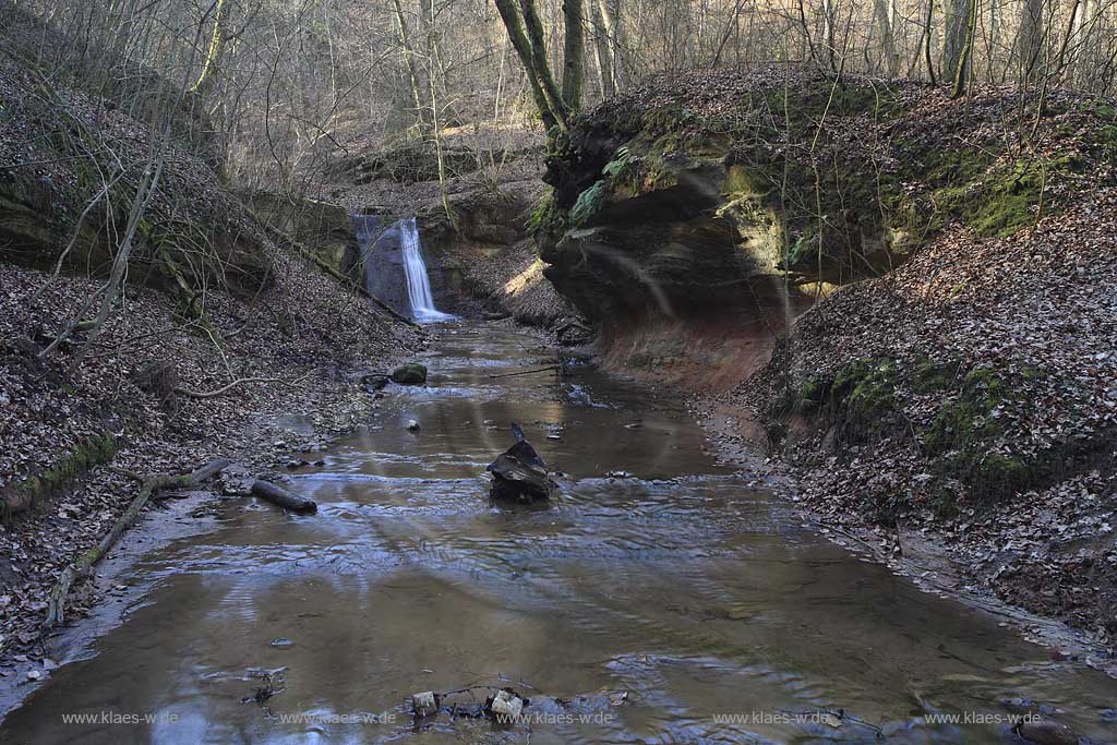 Trier Pallien, der Sirzenicher Wasserfall mit roten Sandsteinfelsen und Bach; Waterfall Sirzenich with brownstone, sandstone rocks and beck