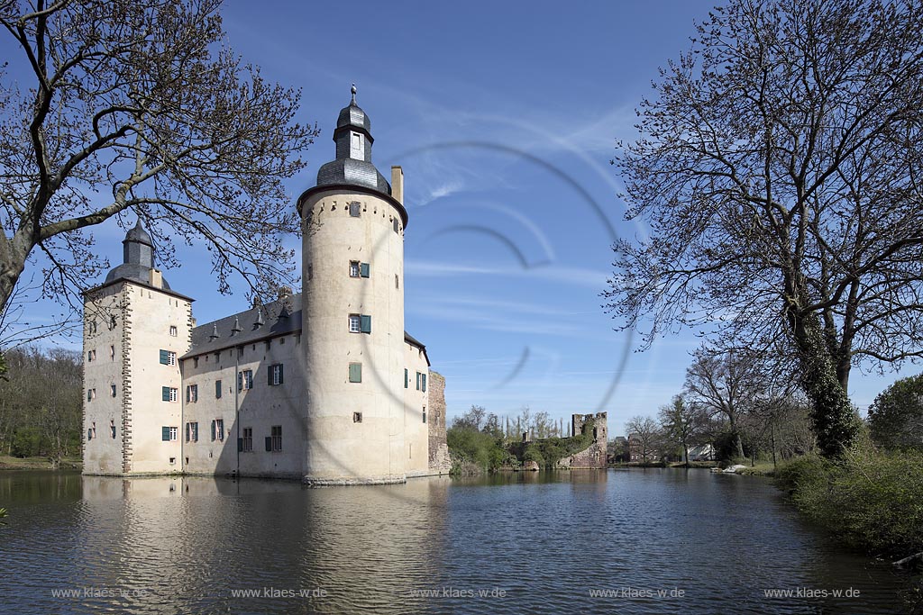 Euskirchen Wisskirchen, die mittelalterliche Burg Burg Veynau ist eine mittelalterliche Wasserburg und die groete Burganlage im Kreis Euskirchen in Nordrhein-Westfalen. Sie zaehlt zu den eindrucksvollsten und bedeutendsten Burgen im Rheinland; Euskirchen Wiskierchen moated castle Yeynau in springtime