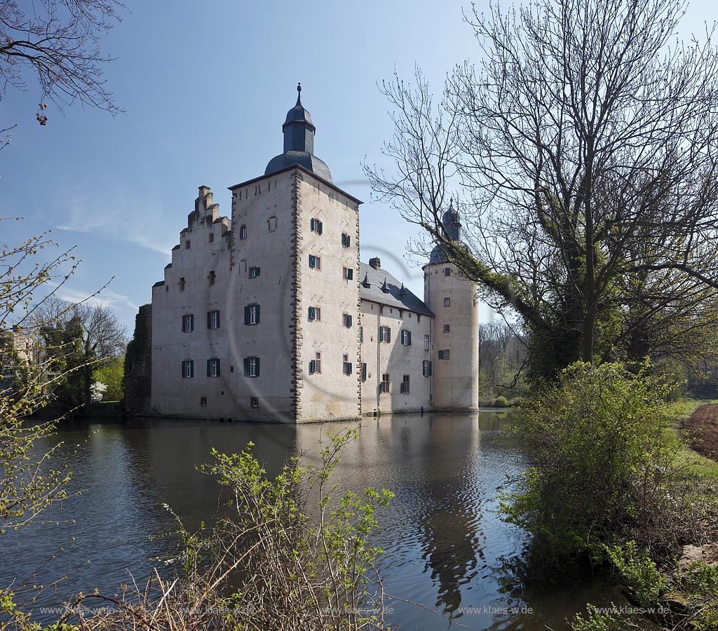 Euskirchen Wisskirchen, die mittelalterliche Burg Burg Veynau ist eine mittelalterliche Wasserburg und die groete Burganlage im Kreis Euskirchen in Nordrhein-Westfalen. Sie zaehlt zu den eindrucksvollsten und bedeutendsten Burgen im Rheinland; Euskirchen Wiskierchen moated castle Yeynau in springtime