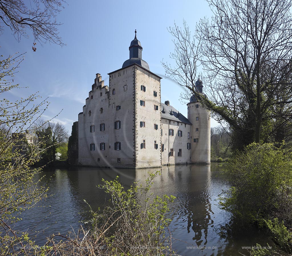 Euskirchen Wisskirchen, die mittelalterliche Burg Burg Veynau ist eine mittelalterliche Wasserburg und die groete Burganlage im Kreis Euskirchen in Nordrhein-Westfalen. Sie zaehlt zu den eindrucksvollsten und bedeutendsten Burgen im Rheinland; Euskirchen Wiskierchen moated castle Yeynau in springtime