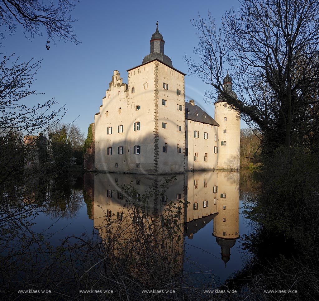 Euskirchen Wisskirchen, die mittelalterliche Burg Burg Veynau ist eine mittelalterliche Wasserburg und die groete Burganlage im Kreis Euskirchen in Nordrhein-Westfalen. Sie zaehlt zu den eindrucksvollsten und bedeutendsten Burgen im Rheinland, Abendaufnahme im waremn Licht der untergehenden Sonne; Euskirchen Wiskierchen moated castle Yeynau in springtime in evening sunlight