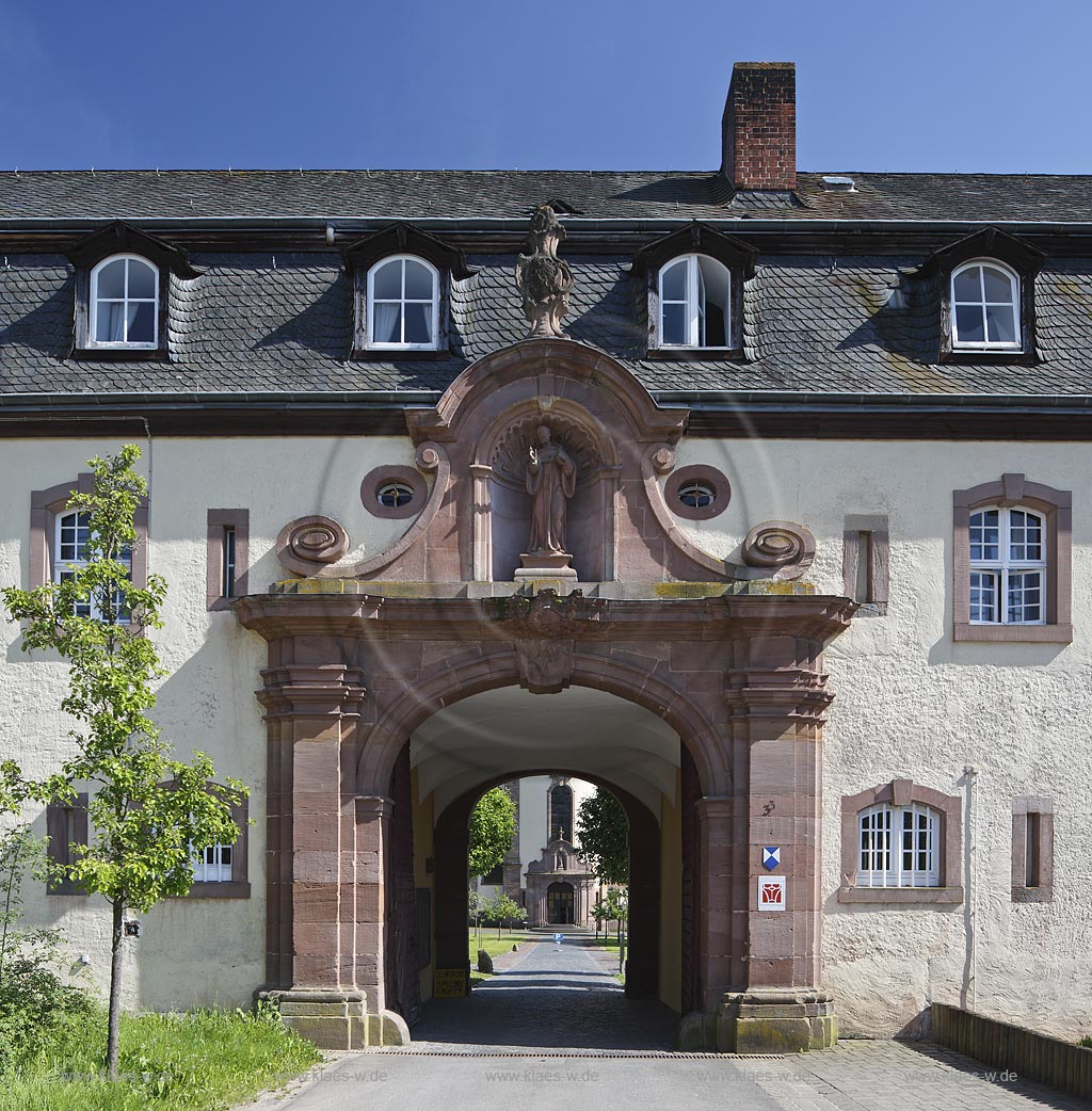 Grosslittgen. Abtei Himmerod, Blick auf das Aussenportal zum Kloster, im Hintergrund zu sehen das Portal der barocken Abteikirche, Stiftskirche; Grosslittgen, abbey Himmerod, view to the outwards portal of the cloister.