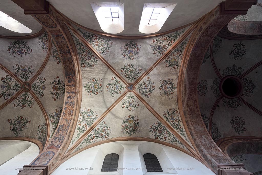 Kall Steinfeld Kloster Steinfeld Innenansicht der Romanischen Kiche des Klosters Steinfeld in das Gewoelbe mit Kreuzrippen und Deckenbemalung,Gewoelbemalerei;  Basilica of closter Steinfeld view to the arch