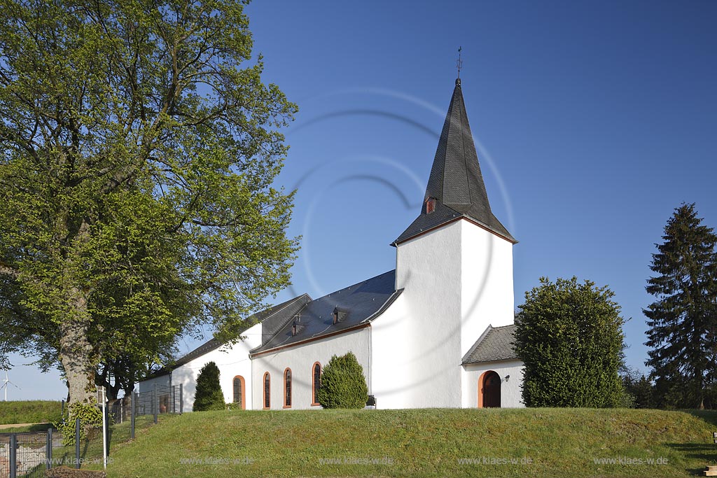 Kelberg Benhausen, Blick auf St. Hubertuskirche auf dem Berg Hilgerath; Kelberg Benhausen, view to church St. Hubertuskirche at the mountain Hilgerath.