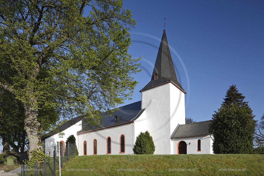 Kelberg Benhausen, Blick auf St. Hubertuskirche auf dem Berg Hilgerath; Kelberg Benhausen, view to church St. Hubertuskirche at the mountain Hilgerath.