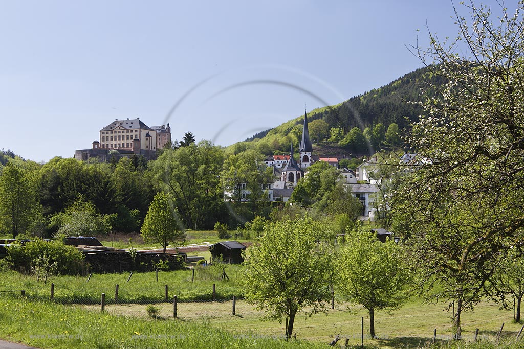 Kyllburg Malberg, Blick mit Schloss Malberg; Kyllburg Malberg, view with castle Schloss Malberg.