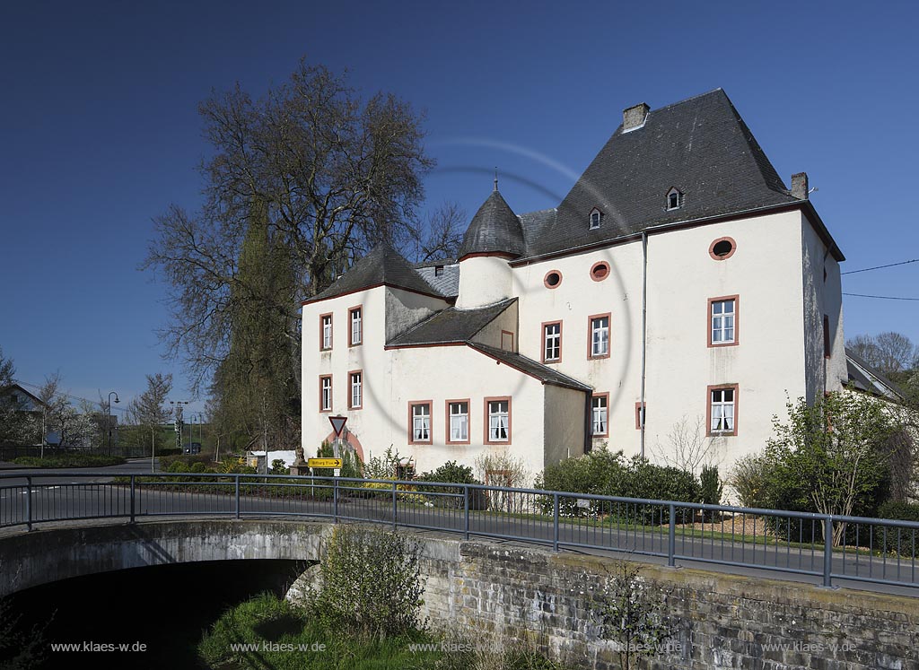 Bitburg Burg Liessem, Urkundlich erwaehnt wird diese Burg erstmals 1326 und nach ihrer Zerstoerung Mitte des 14. Jahrhunderts wieder neu aufgebaut ; Bitburg castle Liessem, it was build 1326 and after a destruction middle the 14. century rebuilt.