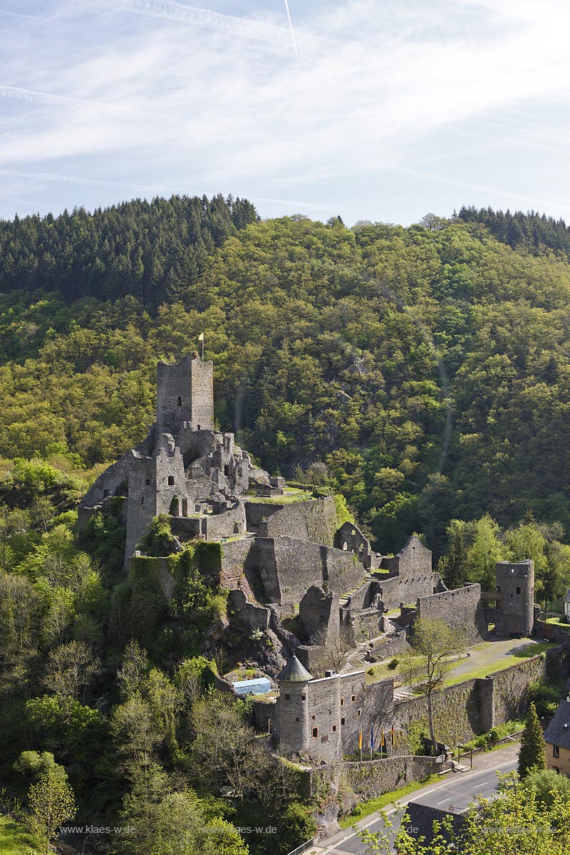 Manderscheid, Blick vom Eifelsteig auf die Ruine, Burgruine Niederburg; Manderscheid, view onto castle ruine Niederburg.