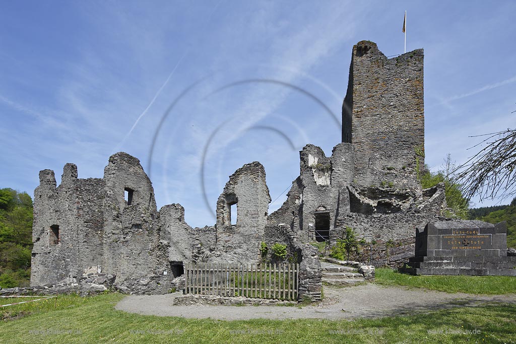 Manderscheid, Burgruine Niederburg Innenansicht, Bergfried; Manderscheid, castle ruine Niederburg with donjon.