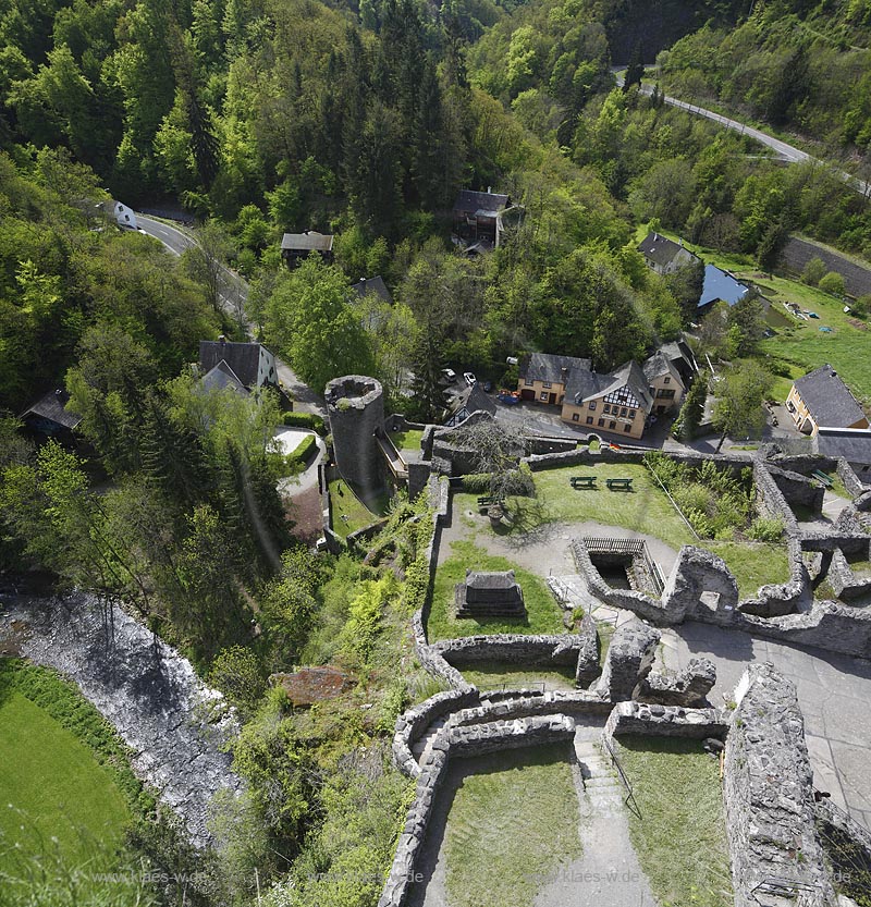 Manderscheid Ruine Niederburg, Blick vom Bergfried in Vogelperspektive mit dem Fluss Lieser, dem oestlichen Rundturm, Postenturm; Manderscheid, birds eye from donjon of castle ruine Niederburg onto  the eat tower.