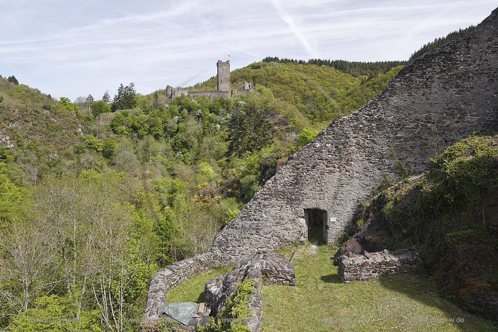 Manderscheid, Burgruine Niederburg, Blick auf Schutzmauer, im Hintergrund die Oberburg; Manderscheid, castle ruine Niederburg, wall with vie onto castle ruine Oberburg in the background.