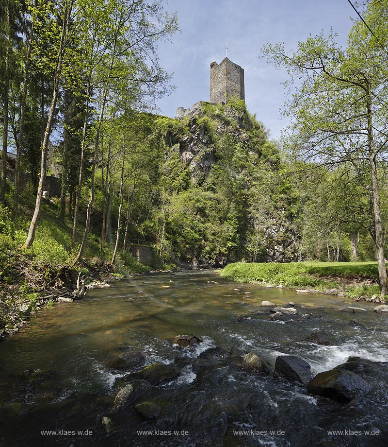 Manderscheid,  Blick vom Fluss Lieser zum Bergfried der Burgruine Niederburg; Manderscheid, view with river Lieser onto donjon of castle ruine Niederburg.