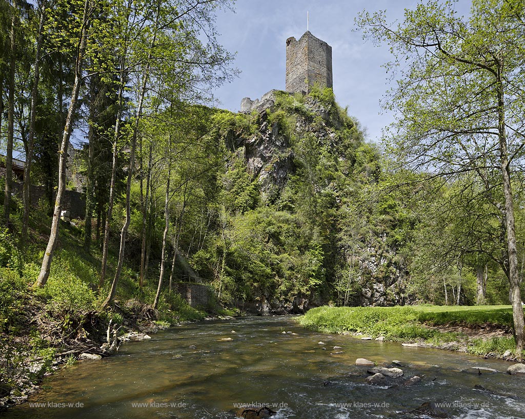 Manderscheid,  Blick vom Fluss Lieser zum Bergfried der Burgruine Niederburg; Manderscheid, view with river Lieser onto donjon of castle ruine Niederburg.