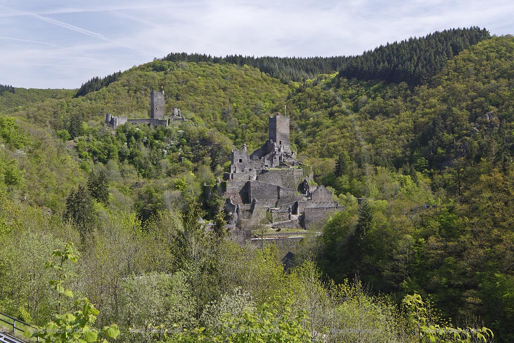 Manderscheid, Blick vom Eifelsteig auf die Ruinen, Burgruine Niederburg vorne rechts und Oberburg hinten links im Bild; Manderscheid, view onto castle ruines Niederburg, right side in front and Oberburg, left side in rear.