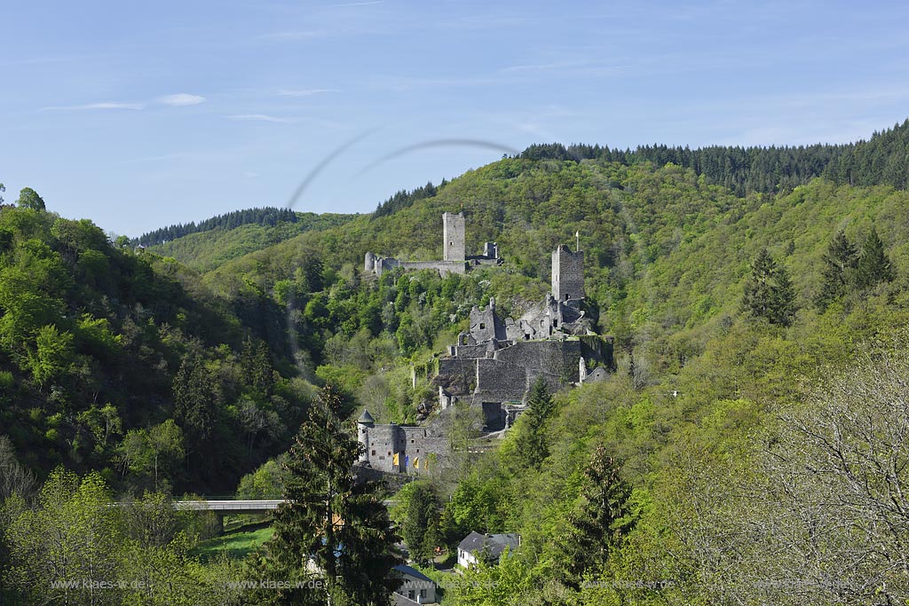 Manderscheid, Blick vom Eifelsteig auf die Ruinen, Burgruine Niederburg vorne rechts und Oberburg hinten links im Bild; Manderscheid, view onto castle ruines Niederburg, right side in front and Oberburg, left side in rear.