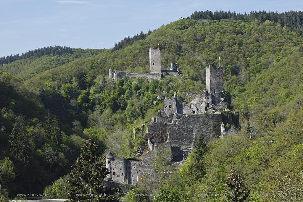 Manderscheid, Blick vom Eifelsteig auf die Ruinen, Burgruine Niederburg vorne rechts und Oberburg hinten links im Bild; Manderscheid, view onto castle ruines Niederburg, right side in front and Oberburg, left side in rear.