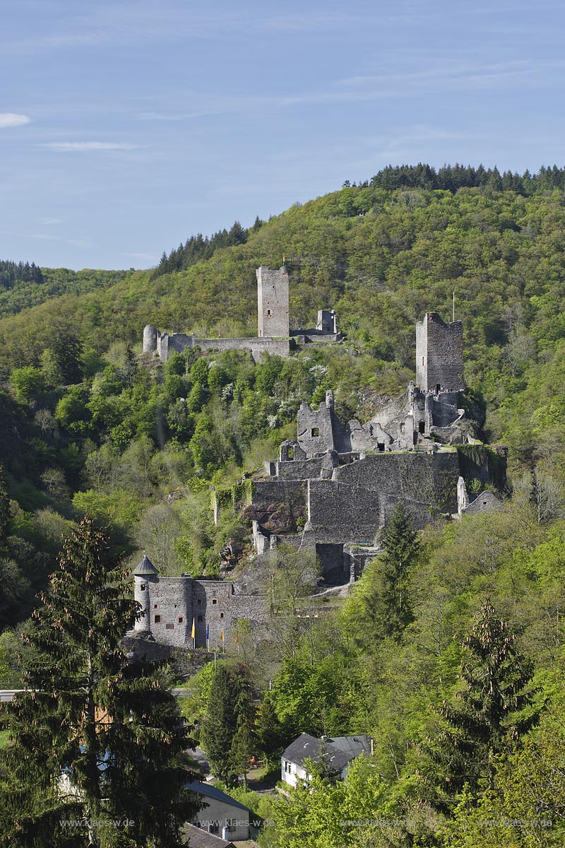 Manderscheid, Blick vom Eifelsteig auf die Ruinen, Burgruine Niederburg vorne rechts und Oberburg hinten links im Bild; Manderscheid, view onto castle ruines Niederburg, right side in front and Oberburg, left side in rear.