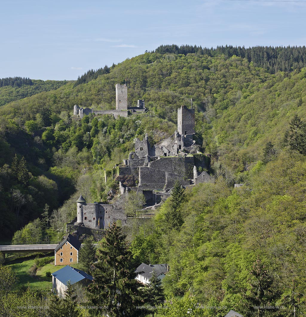 Manderscheid, Blick vom Eifelsteig auf die Ruinen, Burgruine Niederburg vorne rechts und Oberburg hinten links im Bild; Manderscheid, view onto castle ruines Niederburg, right side in front and Oberburg, left side in rear.