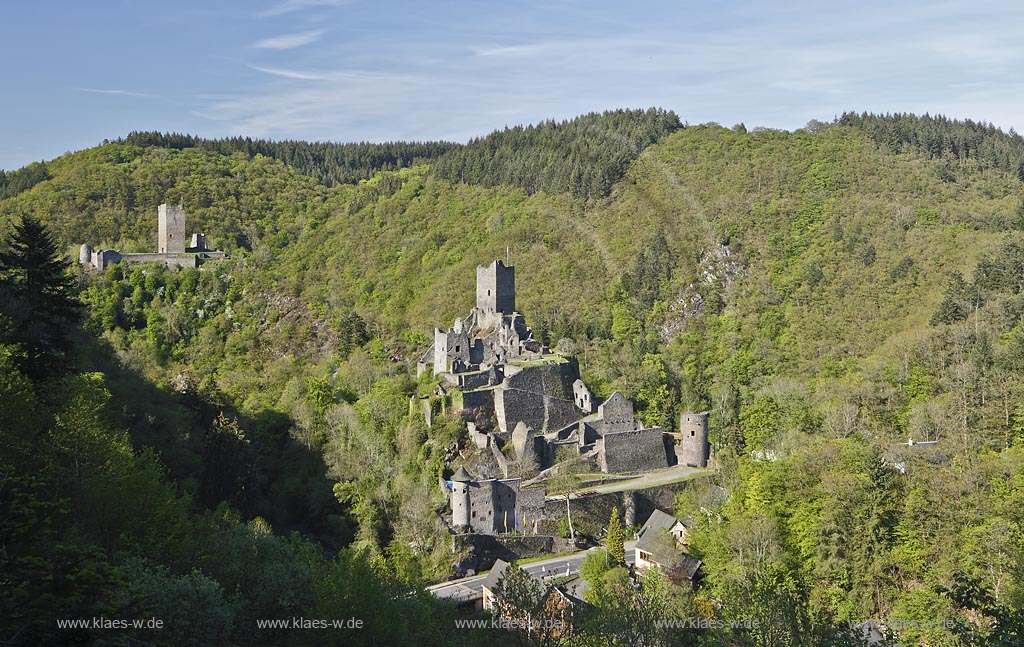 Manderscheid, Blick vom Eifelsteig auf die Ruinen, Burgruine Niederburg vorne rechts und Oberburg hinten links im Bild; Manderscheid, view onto castle ruines Niederburg, right side in front and Oberburg, left side in rear.