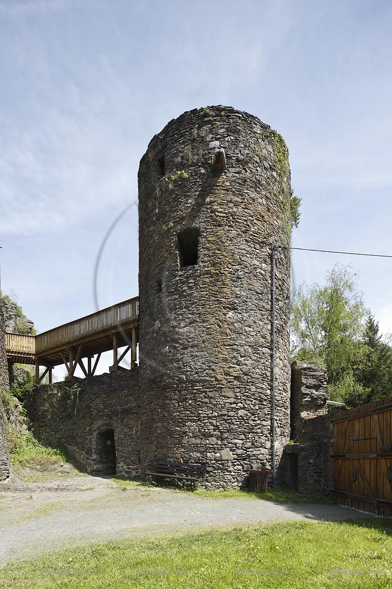Manderscheid, Ruine Niederburg, der runde Ostturm, oestlicher Postenturm; Manderscheid castle ruine Niederburg, east tower.