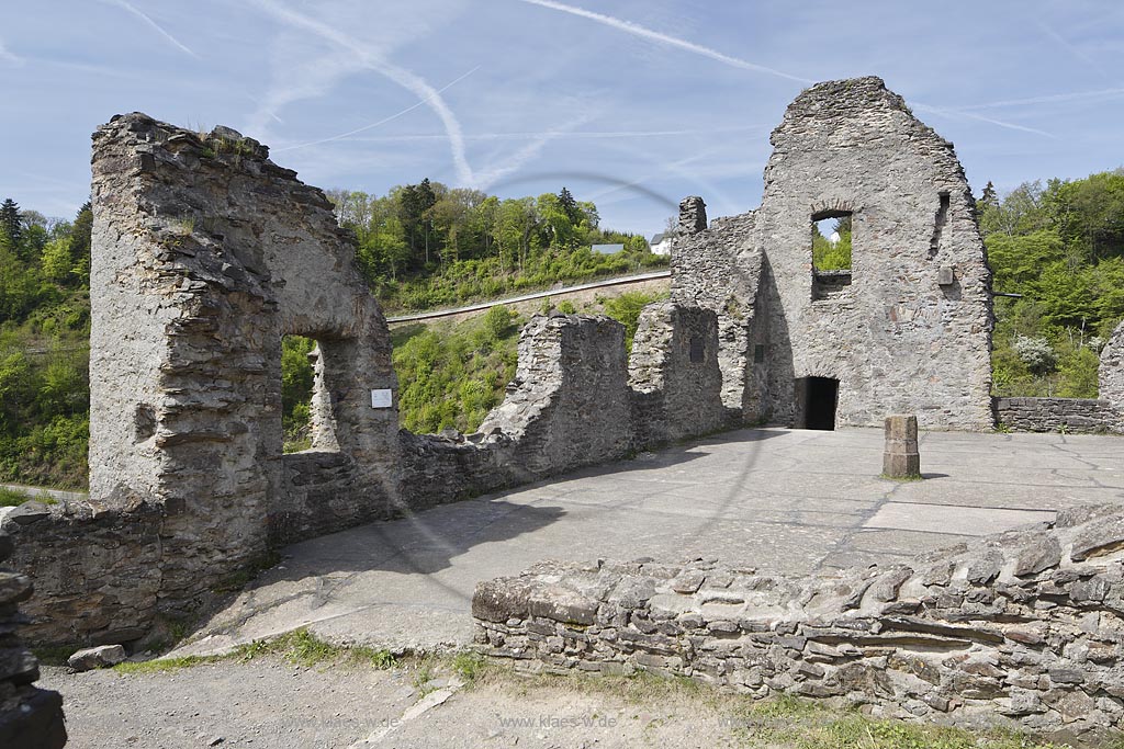 Manderscheid, Ruine Niederburg, Hauptgeschoss des Palas; Manderscheid castle ruine Niederburg, great hall palas.