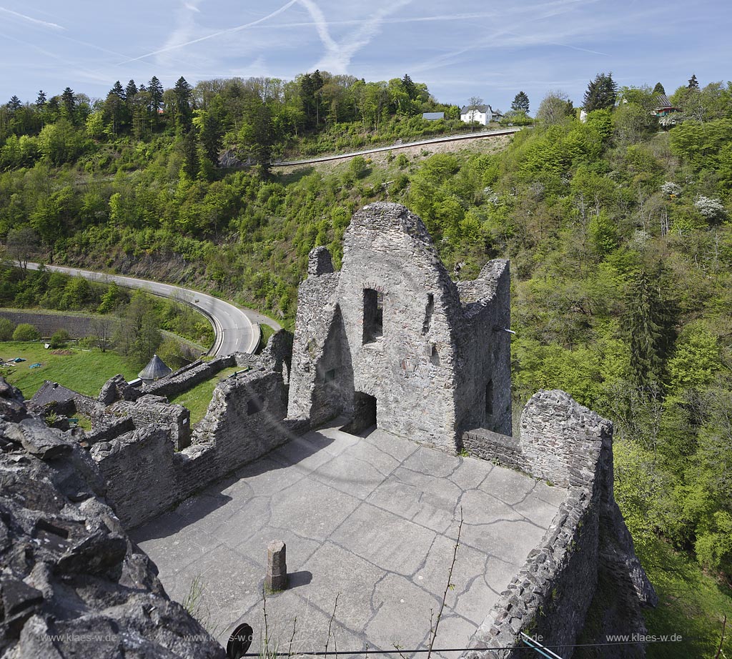 Manderscheid, Ruine Niederburg, Blick auf das Hauptgeschoss des Palas aus Vogelperspektive; Manderscheid castle ruine Niederburg, birds eye view into the great hall palas.