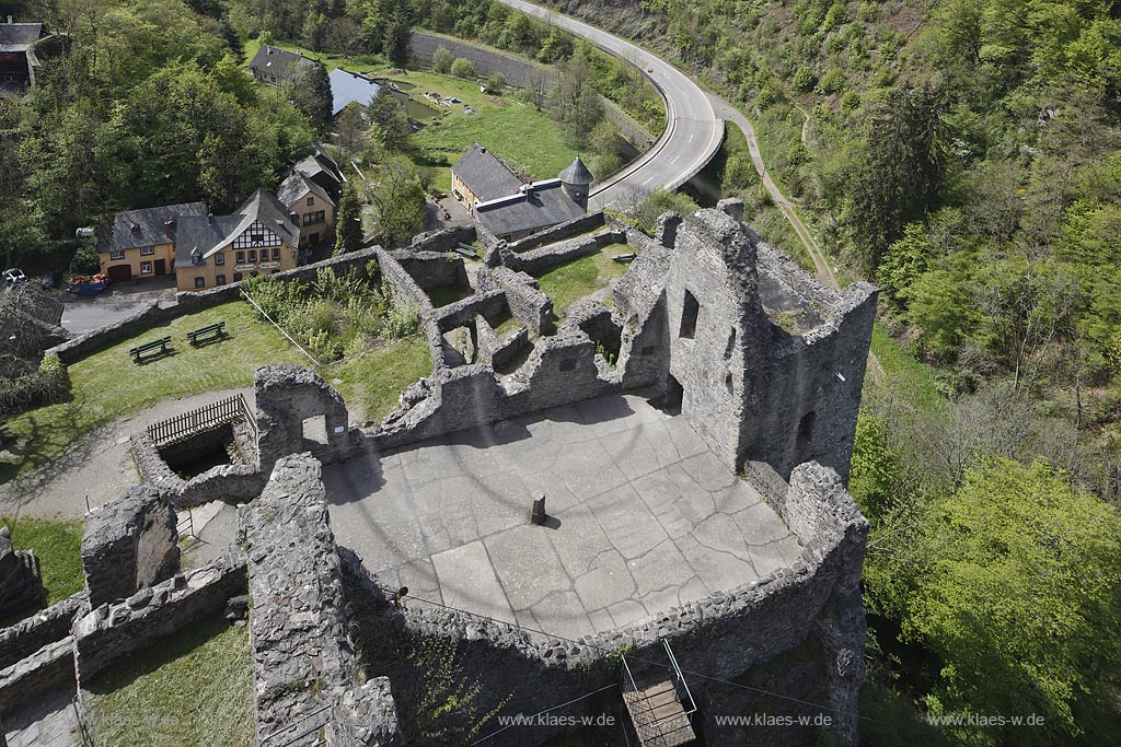 Manderscheid, Ruine Niederburg, Blick auf das Hauptgeschoss des Palas aus Vogelperspektive; Manderscheid castle ruine Niederburg, birds eye view into the great hall palas.