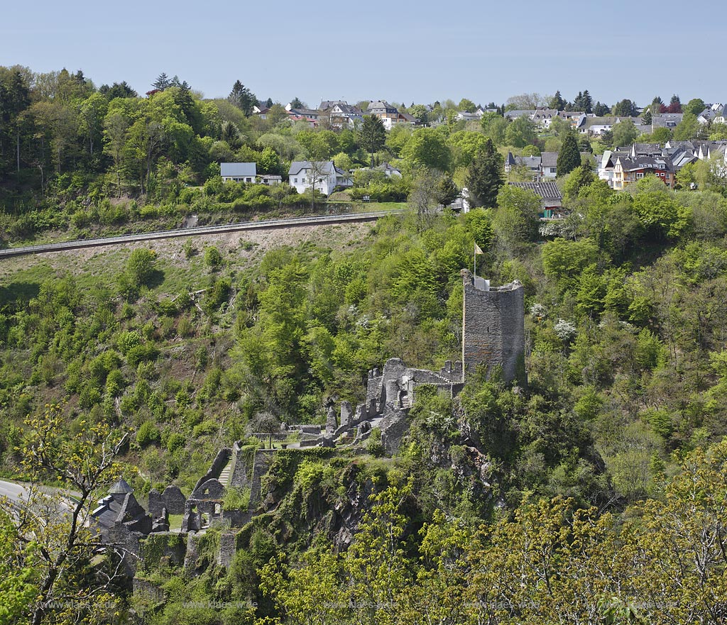 Manderscheid, Blick auf die Ruine Niederburg von Osten, Ostanicht; Manderscheid view into castle ruine Niederburg, east side.