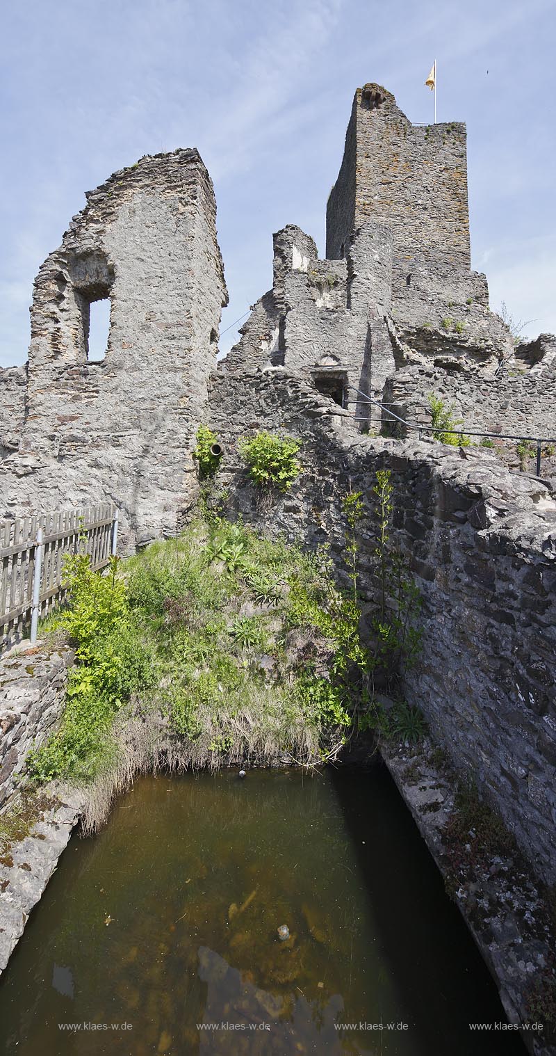 Manderscheid, Ruine Niederburg, Blick ueber die Zisterne zum Bergfried; Manderscheid, view over cistern onto donjon.