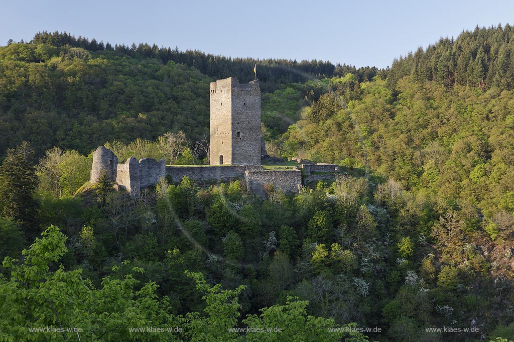 Manderscheid, Blick auf die Ruine Oberburg in Abenstimmung,vom  Licht der untergehenden Sonne angestrahlt; Manderscheid view onto castle ruin Oberburg during evening sunset light.