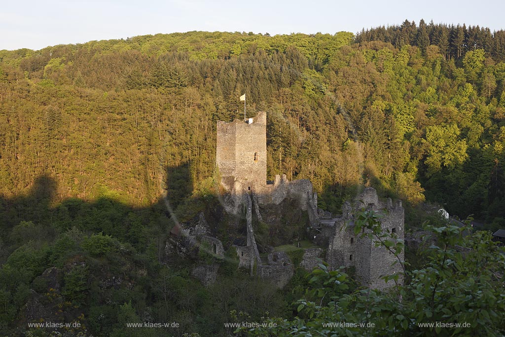 Manderscheid, Blick auf die Ruine Niederburg in Abenstimmung, Bergfried vom  Licht der untergehenden Sonne angestrahlt; Manderscheid view onto castle ruin Niederburg during evening sunset light-