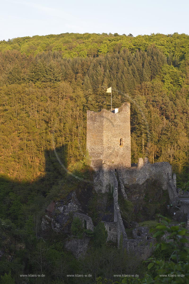 Manderscheid, Blick auf die Ruine Niederburg in Abenstimmung, Bergfried vom  Licht der untergehenden Sonne angestrahlt; Manderscheid view onto castle ruin Niederburg during evening sunset light-