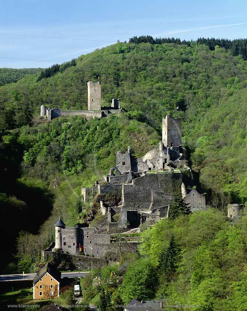Manderscheid, Landkreis Bernkastel-Wittlich, Eifel, Blick auf Ruine Oberburg, Ruine Niederburg und Landschaft  