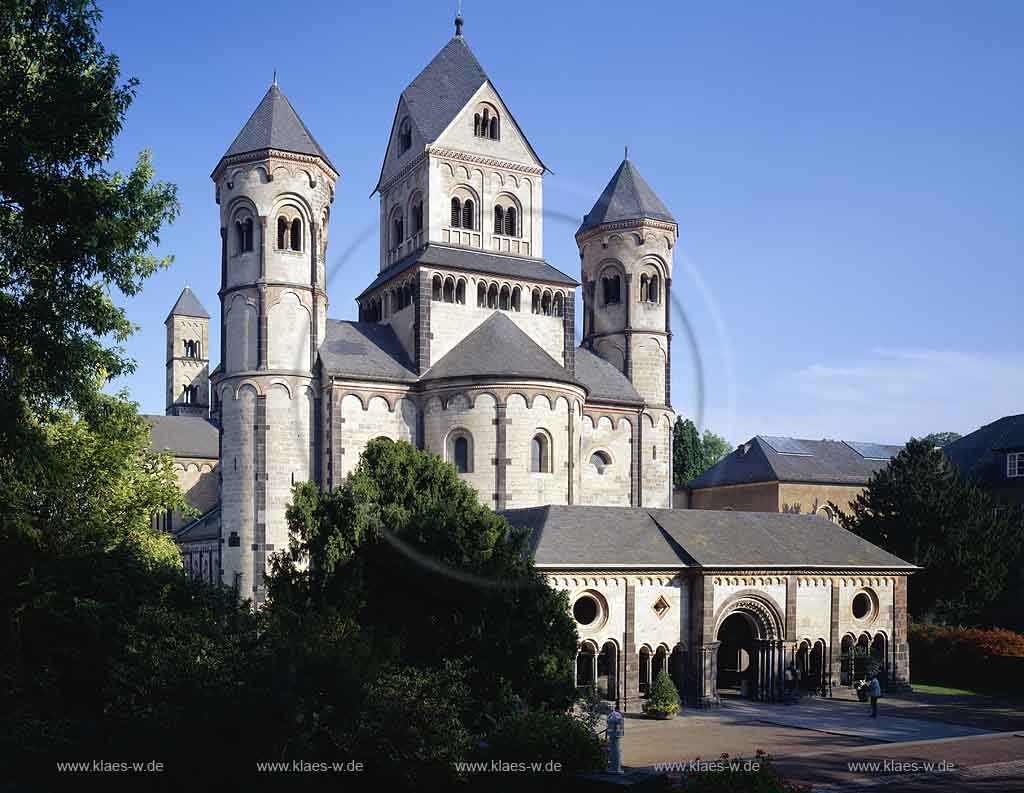 Glees, Landkreis Ahrweiler, Eifel, Brohltal, Blick auf Pfarrkirche, Abteikirche, Benediktinerkloster, Maria Laach, Basilica minor   